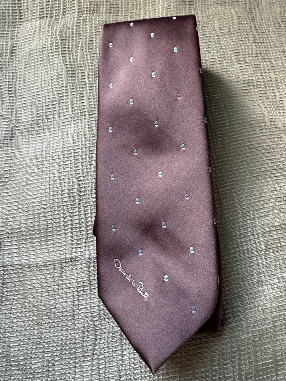 Oscar de la Renta Classic Men's Plum Polka Dot Silk Tie - white and blue dots